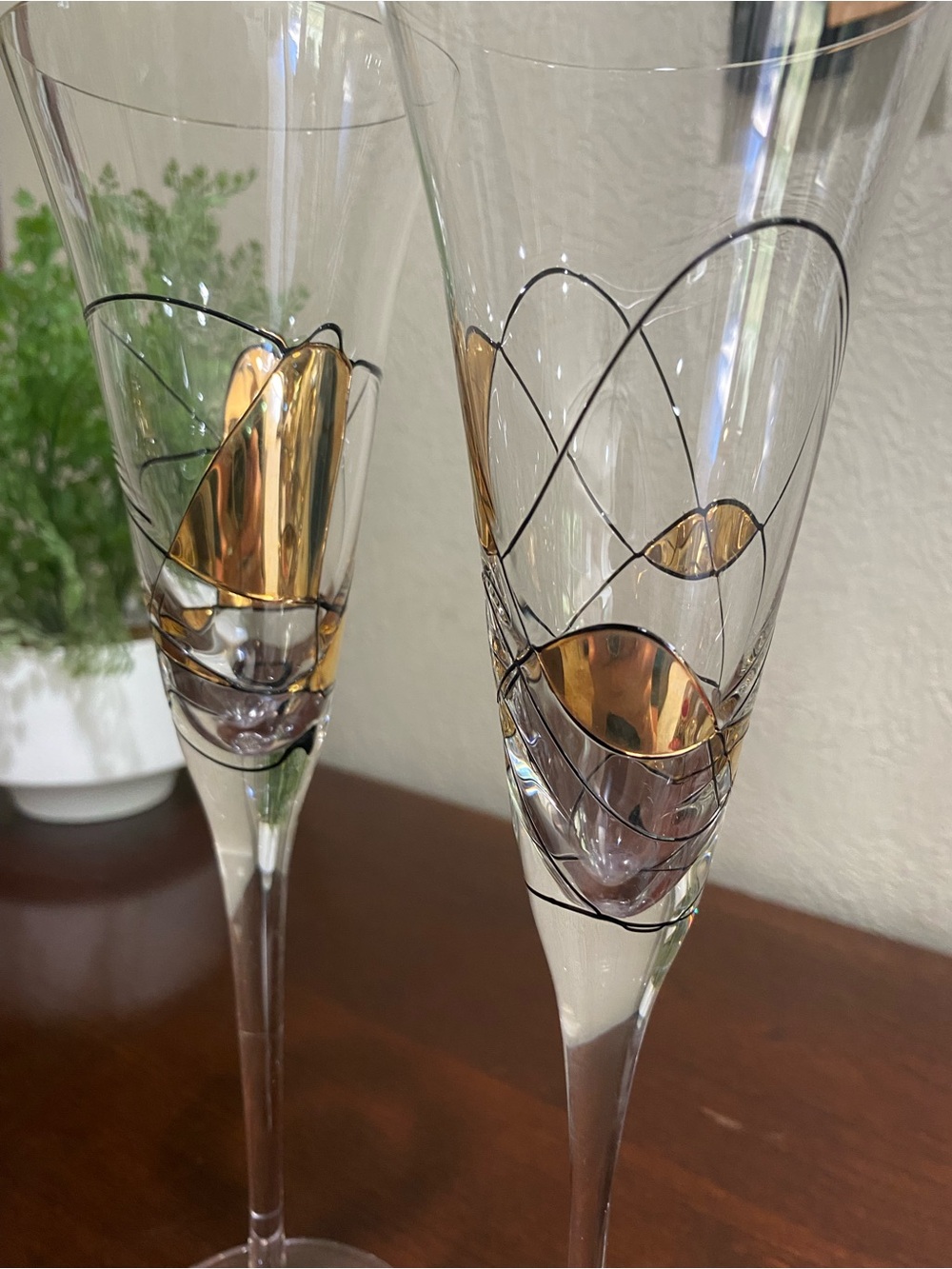 Set of 2, Antoni Barcelona Champagne Flutes featuring a Unique Abstract Design - Picture 3 of 6